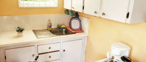 Een microgolfoven, een oven, een kookplaat