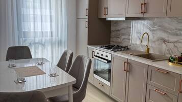 Fridge, oven, stovetop, coffee/tea maker