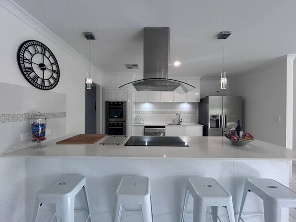 Kjøleskap, mikrobølgeovn, ovn og kokeplater