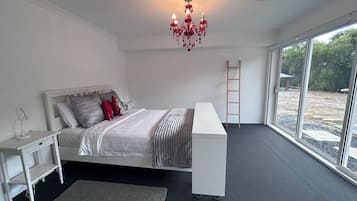 4 bedrooms, desk, iron/ironing board, free WiFi