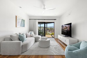 Fireplace - Ourie Place: 200m to Werri Beach (Gerringong)