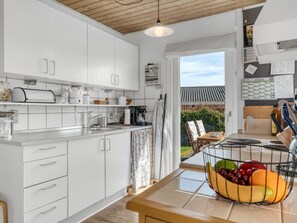 Fridge, cookware/dishes/utensils