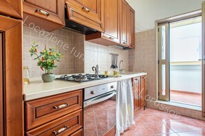 Kühlschrank, Wasserkocher mit Kaffee-/Teezubehör