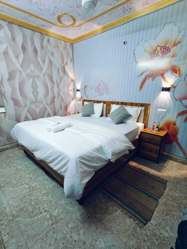 Spacious 5-bedroom house with AC, WiFi in the "city of love" Agra.