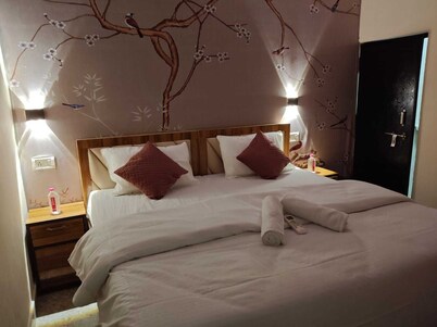 Spacious 5-bedroom house with AC, WiFi in the "city of love" Agra.