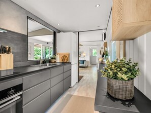 Fridge, microwave, dishwasher, cookware/dishes/utensils