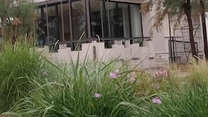 Un edificio moderno con un letrero que dice "ONARIA".