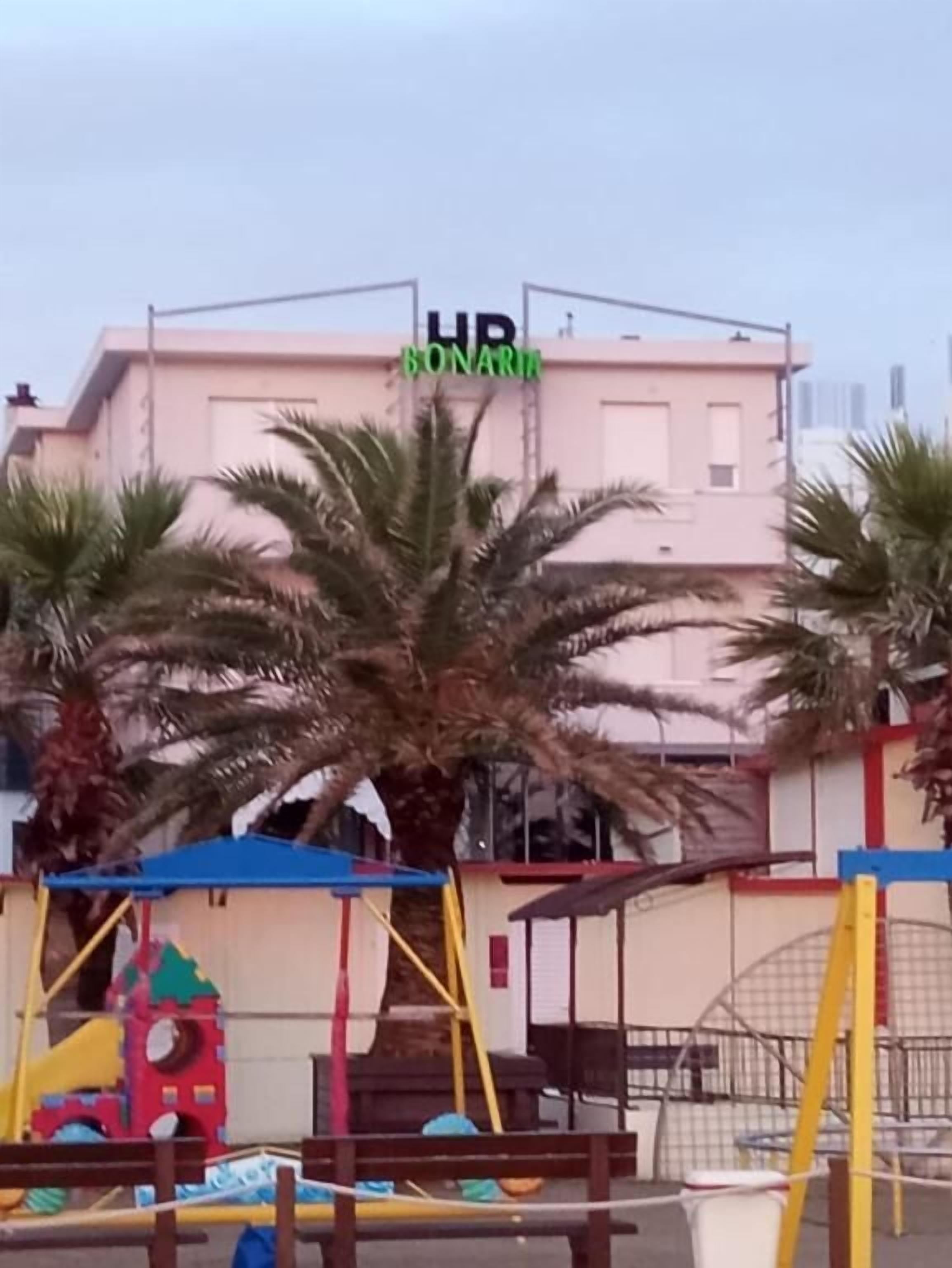 Une aire de jeux avec une structure d’escalade et, en arrière-plan, un bâtiment portant l’inscription « HR BONARIA ».