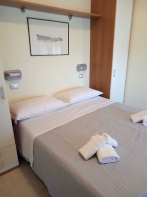 Desk, free WiFi, bed sheets - Hotel Bonaria sul mare (Rimini)