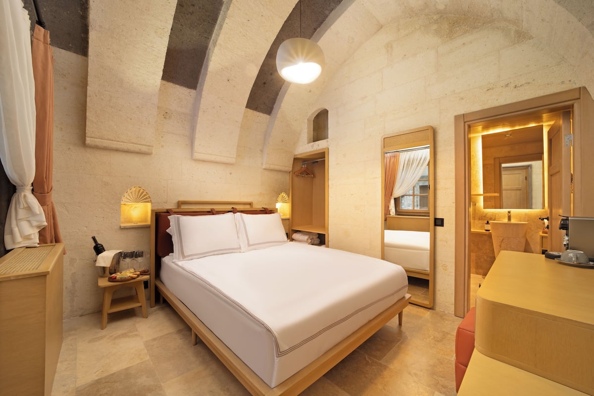 Standard Double Room | 1 bedroom, Egyptian cotton sheets, premium bedding, minibar