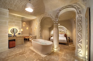 Premium Cave Suite | Salle de bain | Articles de toilette griffés, séchoir à cheveux, peignoirs, pantoufles