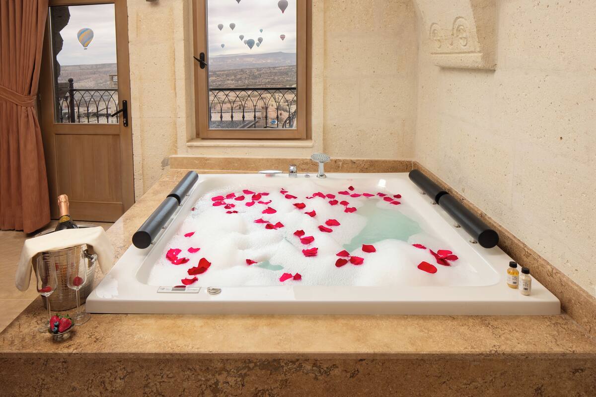 Deluxe Jacuzzi Room With Balcony | 발코니 전망