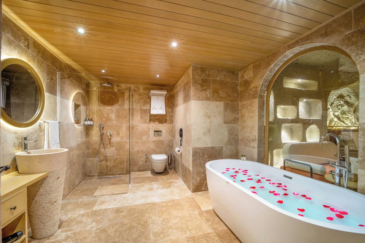 Cave Suite | Deep soaking bathtub