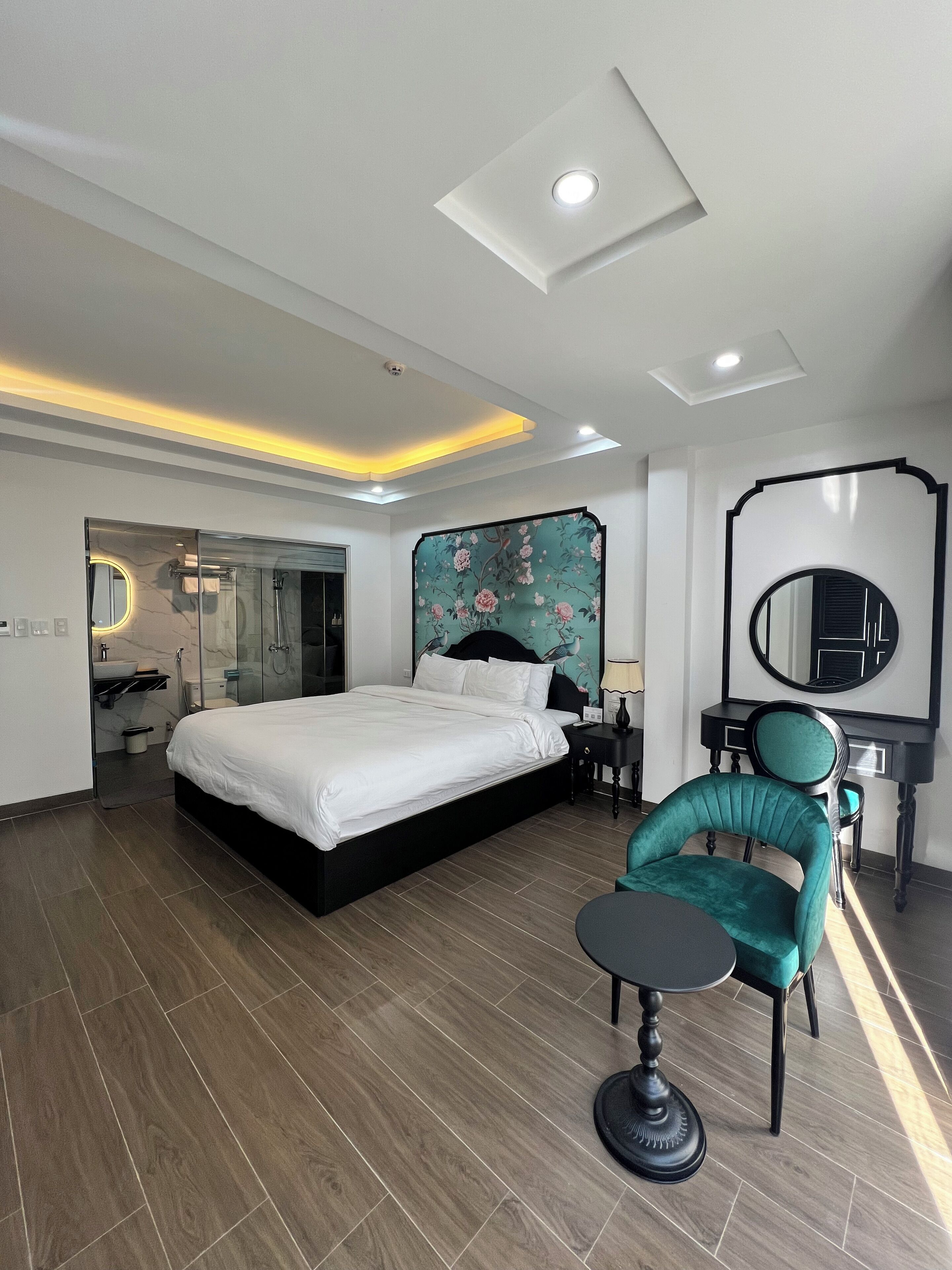 Ropa de cama de alta calidad, cubrecamas y artículos del minibar gratis 