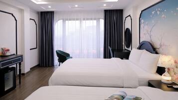 Una habitación de hotel con dos camas, un escritorio, una silla, un televisor y un cuadro en la pared.