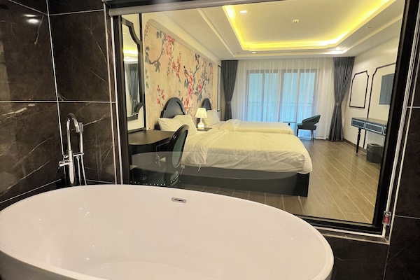 Premier Twin Room, Balcony, Garden View | Bathroom