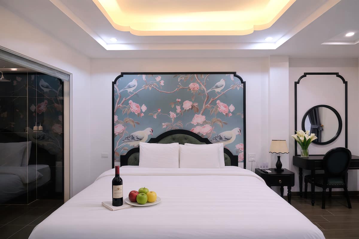 Dobbeltrom – deluxe, balkong, hageutsikt | Sengetøy av topp kvalitet, dundyner og minibarvarer (inkludert)