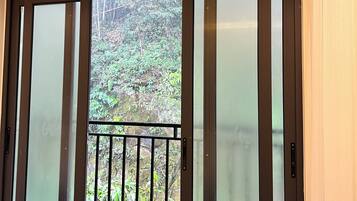 Quarto duplo premier, sacada, vista para o jardim | Terraço/pátio
