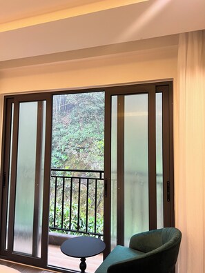 Chambre Premier avec lits jumeaux, balcon, vue sur le jardin | Terrasse/patio