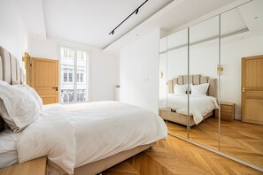 4 bedrooms, bed sheets