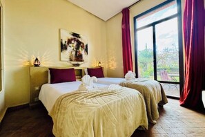 4 dormitorios, caja fuerte, escritorio y tabla de planchar con plancha