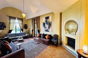 Una Smart TV, una chimenea, un futbolín, una mesa de tenis de mesa