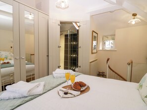 1 Schlafzimmer, individuell dekoriert, individuell eingerichtet