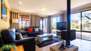 Smart TV, fireplace