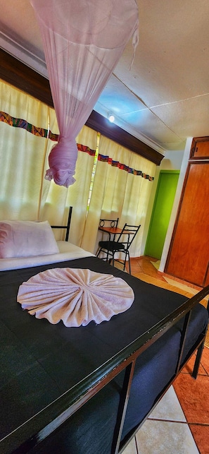 Standard Single Room | Laptop workspace, free WiFi, bed sheets - WE TRAVEL HOSTEL (Moshi)
