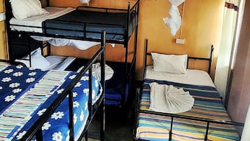 Dormitorio compartido económico, vista a la ciudad | Espacio para trabajar con laptop, wifi gratis y ropa de cama