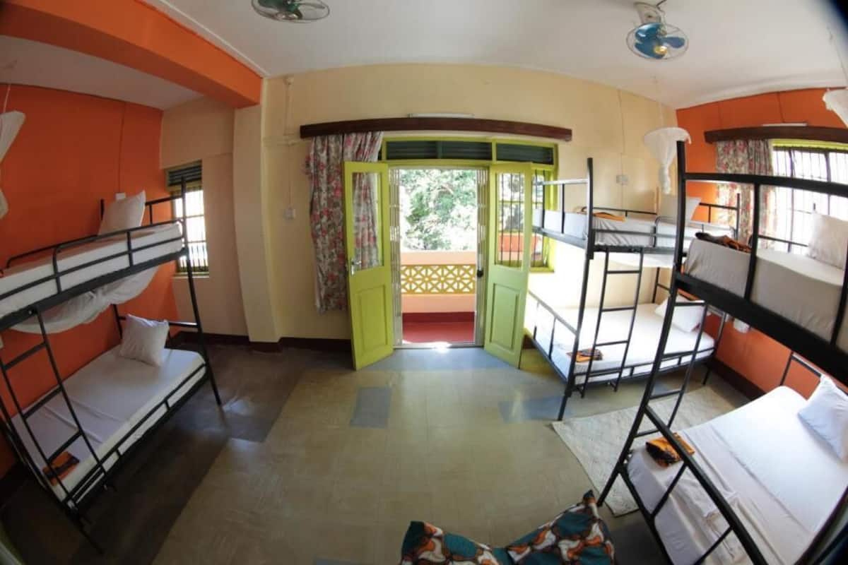 Dormitorio compartido económico, vistas a la ciudad | Espacio para trabajar con un portátil, wifi gratis, ropa de cama