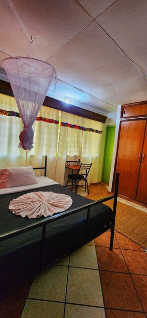 Standard Single Room | Laptop workspace, free WiFi, bed sheets - WE TRAVEL HOSTEL (Moshi)