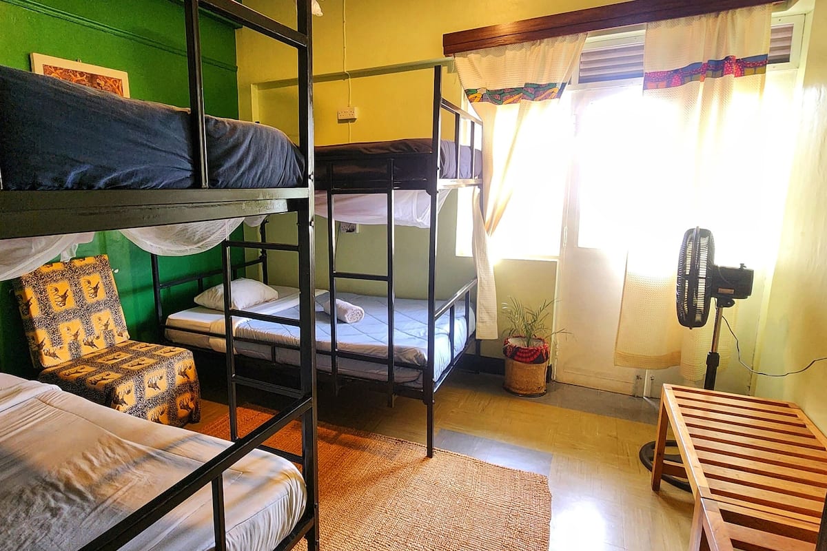 Dormitorio compartido económico, solo para mujeres, vistas a la ciudad | Espacio para trabajar con un portátil, wifi gratis, ropa de cama