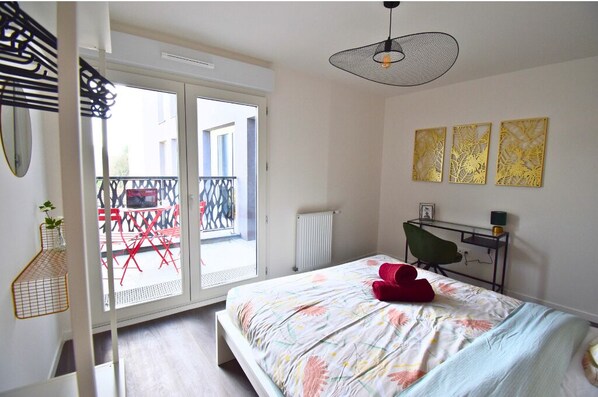 2 bedrooms, desk, travel crib, WiFi