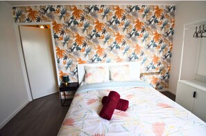 2 室のベッドルーム、デスク、旅行用ベビーベッド、WiFi