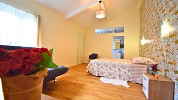 4 bedrooms, iron/ironing board, free WiFi, bed sheets