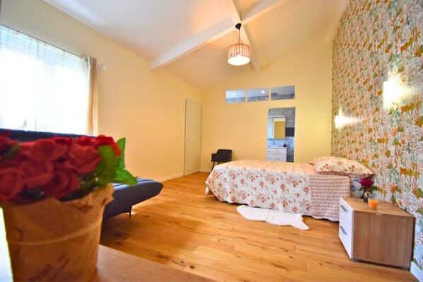 4 bedrooms, iron/ironing board, free WiFi, bed sheets