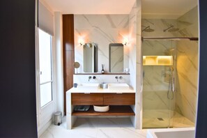 Shower, hair dryer, towels