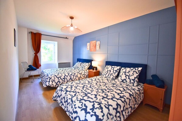 3 bedrooms, desk, iron/ironing board, travel cot