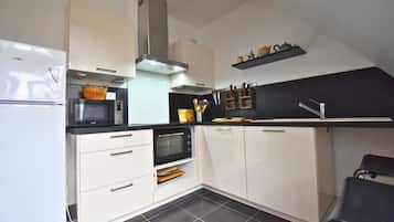 Een koelkast, een microgolfoven, een oven, een kookplaat