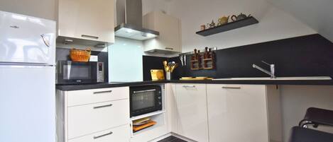 Réfrigérateur, four à micro-ondes, un four, surface de cuisson