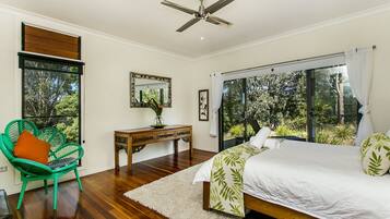 4 bedrooms, iron/ironing board, WiFi, bed sheets