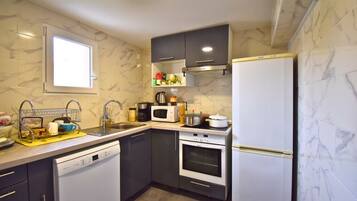 Refrigerador, microondas, horno, placa de cocina