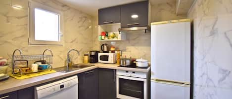 Fridge, microwave, oven, stovetop