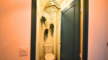 Een douche, een haardroger, handdoeken