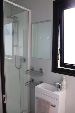 Regadera, amenidades de baño ecológicas, toallas, jabón