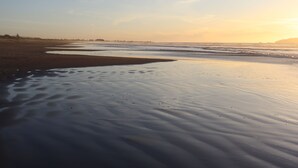Ein Strand mit Sand und Wasser.