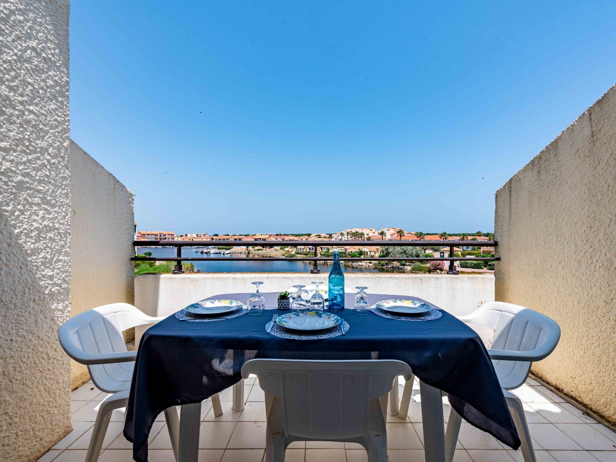 Una mesa para dos con vista a un pueblo costero.