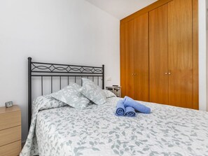 2 habitaciones, escritorio, tabla de planchar con plancha y wifi 