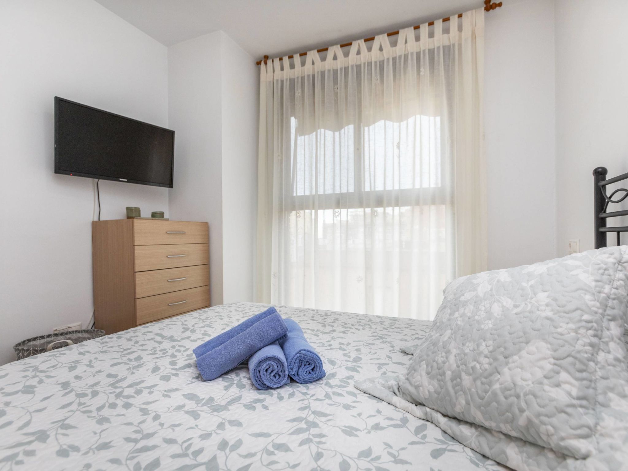 2 bedrooms, desk, iron/ironing board, WiFi